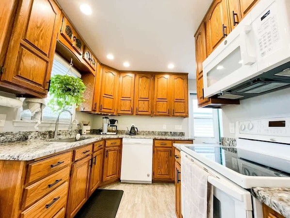 Refrigerador, microondas, horno, placa de cocina