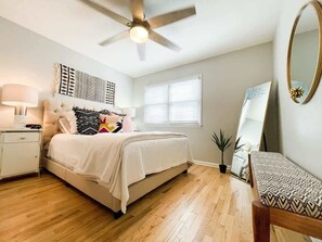 4 bedrooms, iron/ironing board, WiFi, bed sheets - 4bd 3b 8 guests | Large Backyard | BBQ Grill (Lincoln)