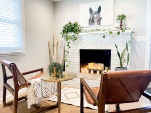 Interior - 4bd 3b 8 guests | Large Backyard | BBQ Grill (Lincoln)