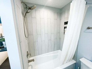 Badewanne, Haartrockner, Handtücher, Shampoo