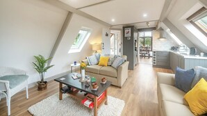 A modern loft apartment with a dining area, kitchen, and living room. - 1 bedroom accommodation in Burraton, near Ivybridge (Burraton, near Ivybridge)