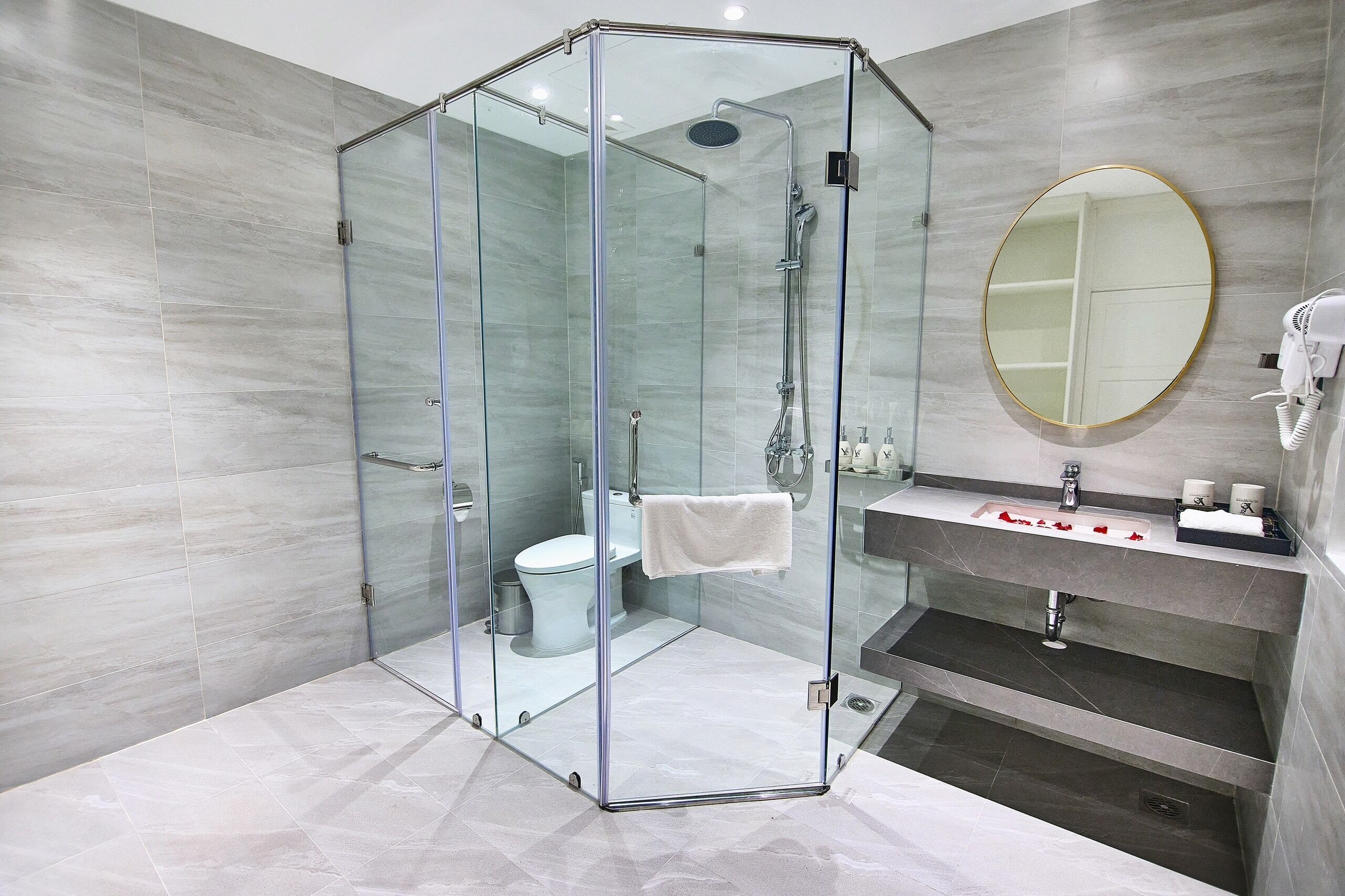 Shower, rainfall showerhead, free toiletries, hair dryer