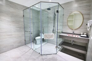 Douche, douche à « effet pluie », articles de toilette gratuits
