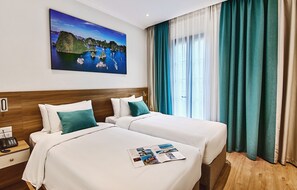 Minibar, desk, laptop workspace, free WiFi