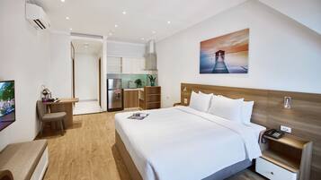 Deluxe Studio Suite | Minibar, desk, laptop workspace, free WiFi