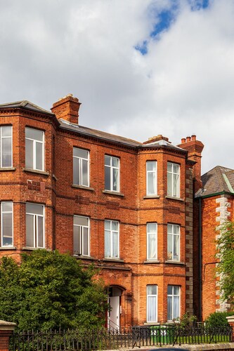 10 minute walk to Dublin Zoo and Phoenix Park