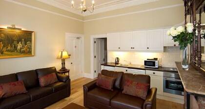 10 minute walk to Dublin Zoo and Phoenix Park