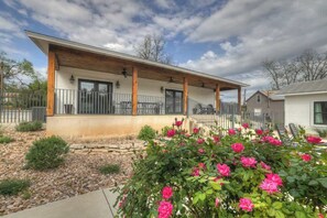 Exterior - Schubert Inn-Main-Pool-2Blks to Main St. (Fredericksburg)