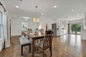 Dining - Schubert Inn-Main-Pool-2Blks to Main St. (Fredericksburg)