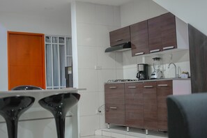 Kühlschrank, Wasserkocher mit Kaffee-/Teezubehör