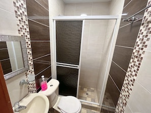A bathroom with a shower, toilet, and sink. - Apartamento Casa del Bosque (Cali)
