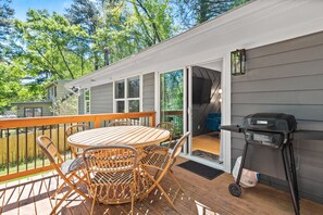 Outdoor dining - Modern, Cozy Buckhead 4+3 SFH + Backyard (Atlanta)