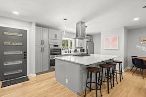 Fridge, microwave, oven, stovetop - Modern, Cozy Buckhead 4+3 SFH + Backyard (Atlanta)