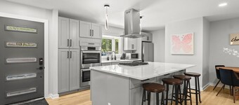 Modern, Cozy Buckhead 4+3 SFH + Backyard