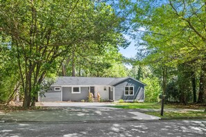 Exterior - Modern, Cozy Buckhead 4+3 SFH + Backyard (Atlanta)
