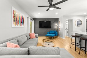 Smart TV - Modern, Cozy Buckhead 4+3 SFH + Backyard (Atlanta)