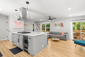 Interior - Modern, Cozy Buckhead 4+3 SFH + Backyard (Atlanta)