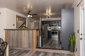 Refrigerador, microondas, horno y parrilla de estufa 