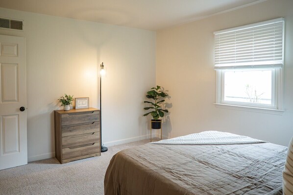 4 bedrooms, desk, iron/ironing board, travel crib