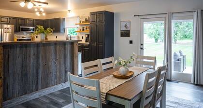 Willowdale Cottage * Hot Tub * Close to Attractions