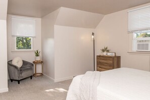 4 habitaciones, escritorio y tabla de planchar con plancha 