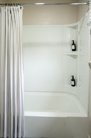 Hair dryer, towels - Willowdale Cottage * Hot Tub * Close to Attractions (Lancaster)