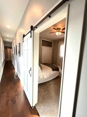 2 bedrooms, desk, free WiFi - Charming shotgun home, minutes from Churchill Downs, Expo Center & downtown (Louisville)