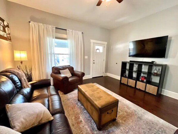 Smart TV - Charming shotgun home, minutes from Churchill Downs, Expo Center & downtown (Louisville)