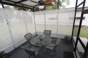 屋外ダイニングエリア