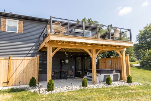 Modern~Newly renovated * hot tub * game room