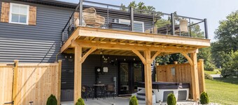 Modern~Newly renovated * hot tub * game room