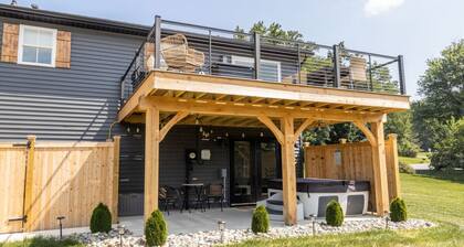 Modern~Newly renovated * hot tub * game room