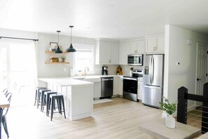 Jääkaappi, mikroaaltouuni, uuni, liesi