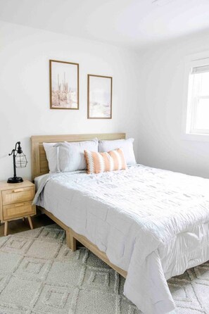 3 habitaciones, escritorio y tabla de planchar con plancha 