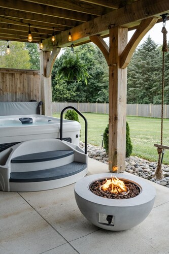 Modern~Newly renovated * hot tub * game room