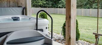 Modern~Newly renovated * hot tub * game room