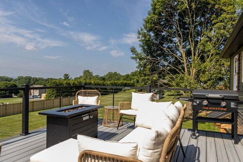 Modern~Newly renovated * hot tub * game room