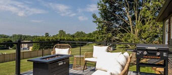 Modern~Newly renovated * hot tub * game room