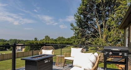 Modern~Newly renovated * hot tub * game room