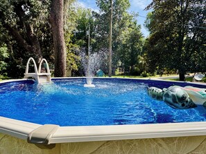 A swimming pool with a fountain, surrounded by trees and a clear sky. - Ocala National forest  Fl-Pet friendly-Juanita’s Cabin  (Fort McCoy)