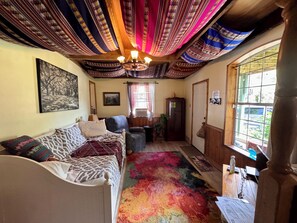 Smart TV, fireplace, DVD player - Juanita’s Cabin , a Peaceful cabin in Central Florida. IG:@JUANITASCABIN (Fort McCoy)