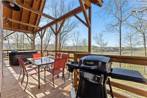 Outdoor dining - Jasper Cabin w/ Hot Tub, Fire Pit & Mtn Views (Jasper)