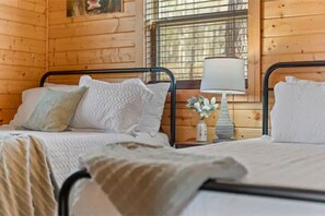 3 bedrooms, iron/ironing board, WiFi, bed sheets - Jasper Cabin w/ Hot Tub, Fire Pit & Mtn Views (Jasper)