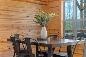 Dining - Jasper Cabin w/ Hot Tub, Fire Pit & Mtn Views (Jasper)