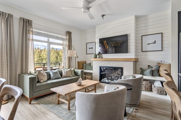 Smart TV, fireplace - Hot Tub | 2 Min From Lake | Modern | Shuffle Board (Invermere)