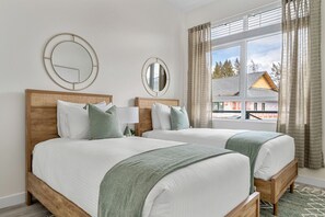 3 bedrooms, desk, iron/ironing board, travel crib - Hot Tub | 2 Min From Lake | Modern | Shuffle Board (Invermere)