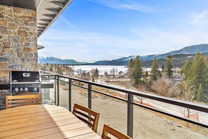 Outdoor dining - Hot Tub | 2 Min From Lake | Modern | Shuffle Board (Invermere)
