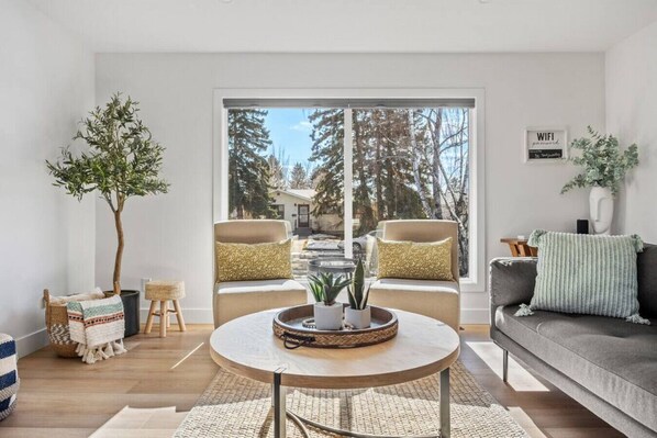 Smart TV, fireplace, stereo