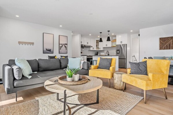 Smart TV, fireplace, stereo