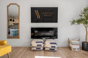 Smart TV, fireplace, stereo - The Duke| Spacious | Upscale | Close to DT (Calgary)